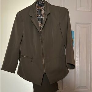 Green Professional Pantsuit with Structured Shoulders